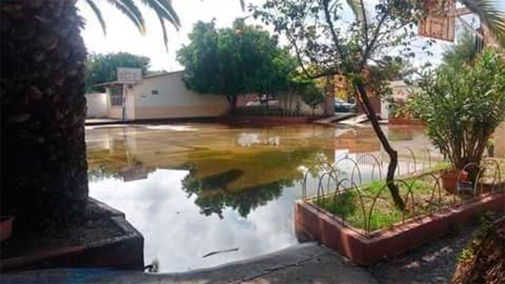 Aguas negras impiden que alumnos regresen a clases en comunidad de Cuerámaro