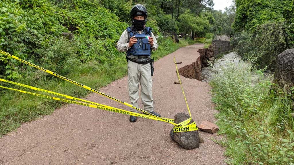 Se derrumba muro de contención en Camino Antiguo a Marfil por lluvias