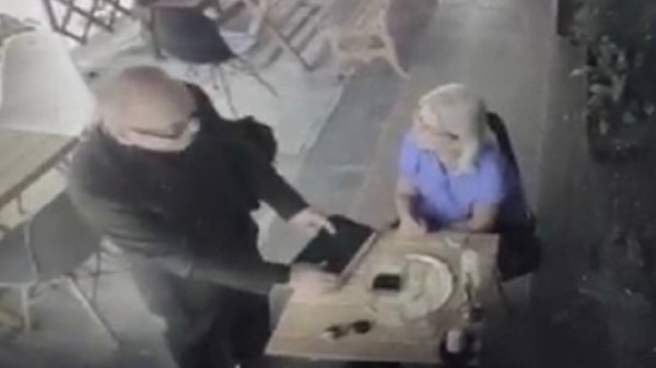 VIDEO. ‘Sacerdote’ le roba celular a mujer en un restaurante