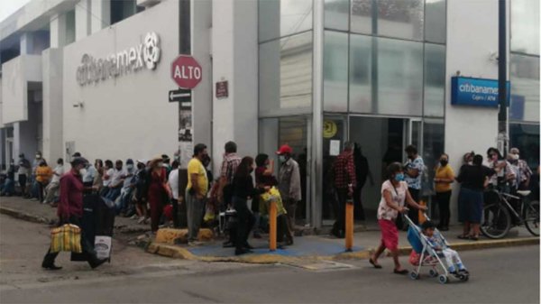 Molesta a clientes falta de protocolos sanitarios en bancos de Salamanca