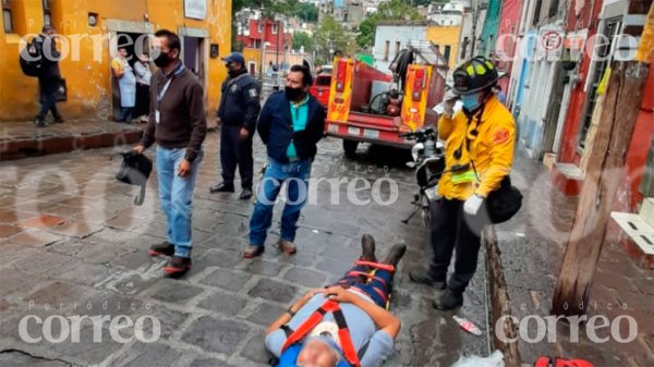 Taxista impacta a empleado municipal en Guanajuato capital y huye