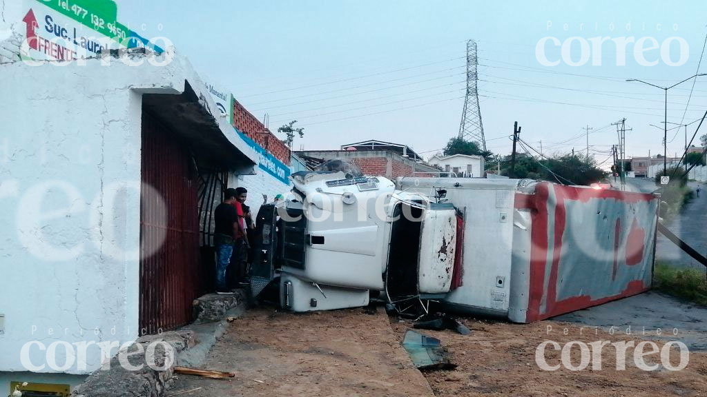 Vuelca camión en León; arrastra poste de teléfono y deja derrame de combustible