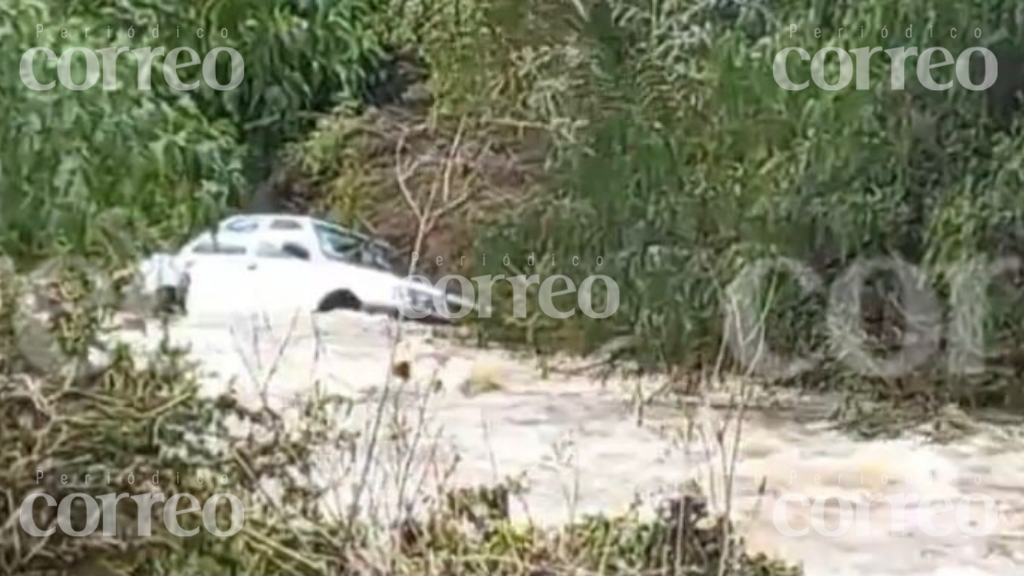 Corriente de río en comunidad El Chapín arrastra a actuaria de Guanajuato