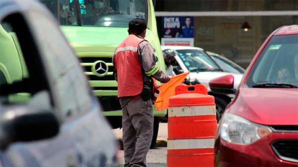 Con obras y regreso a clases aumenta caos vial en centro de Celaya