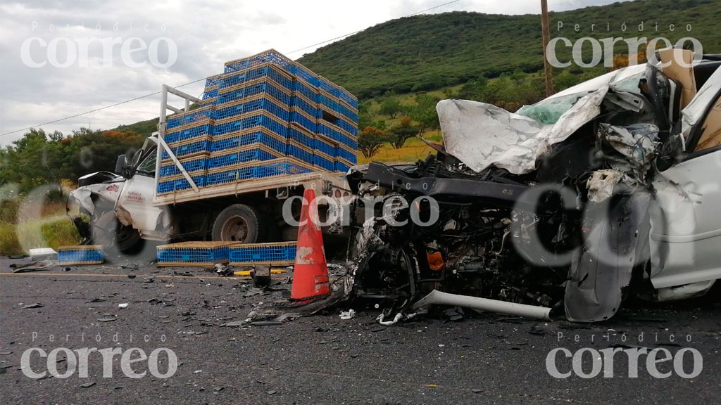 Mujer muere en fuerte choque sobre la Acámbaro-Jerécuaro; hay 2 heridos