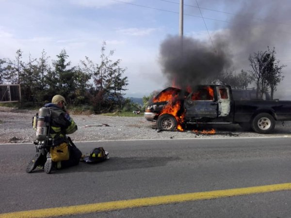 Vehículo se incendia en la Guanajuato-Dolores por derrame de combustible