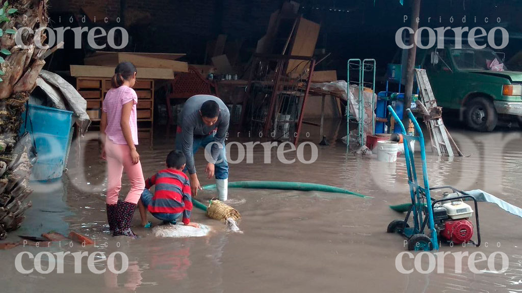 Por basura se inunda La Soledad; agua daña casas y el SABES en Irapuato