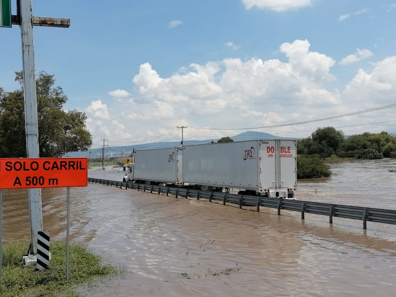 Desbordamiento provoca cierre de autopista Apaseo el Grande-Querétaro