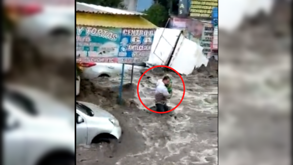 Rescatan a bebé tras ser arrastrado por la corriente