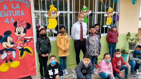 Maestro da colorida bienvenida a sus alumnos en San Luis de la Paz