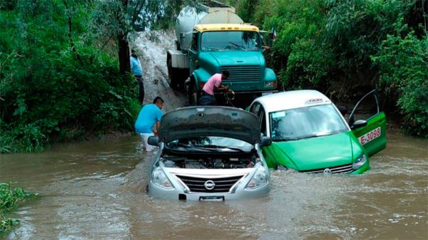 Conductores en León se quedan atorados en arroyo de Tajo a Santa Ana