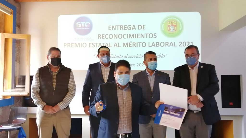 Reconocen a personal de salud con el Premio Estatal al Mérito Laboral en Guanajuato