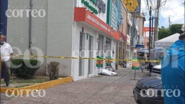 Hombre muere en la entrada de Salud Digna en Celaya