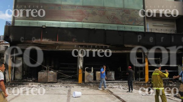 Fuego arrasa con negocio de botanas en Rinconada del Sur, León