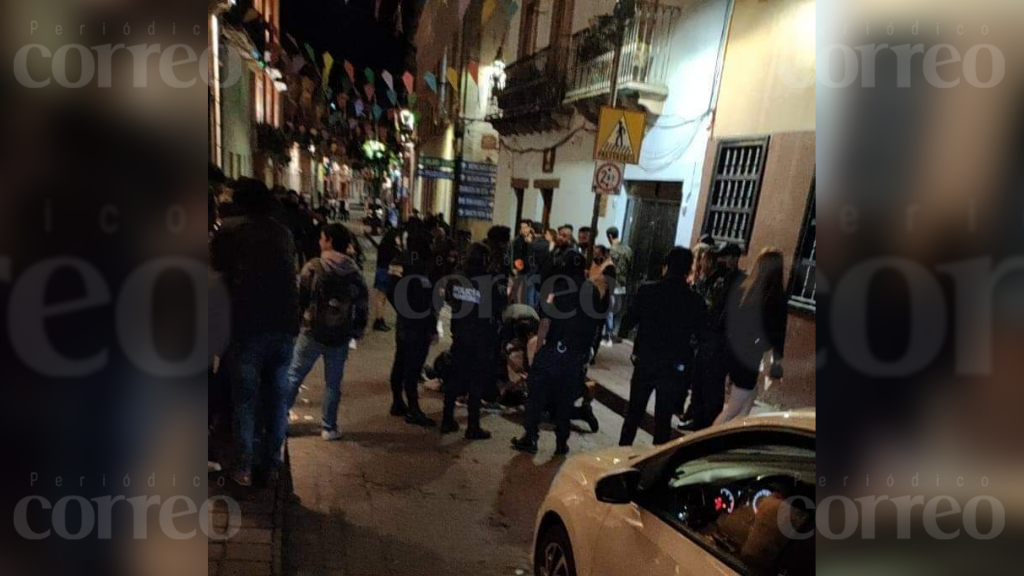 Guanajuato: se convulsiona tras golpiza en campal afuera de “Bar Grill”