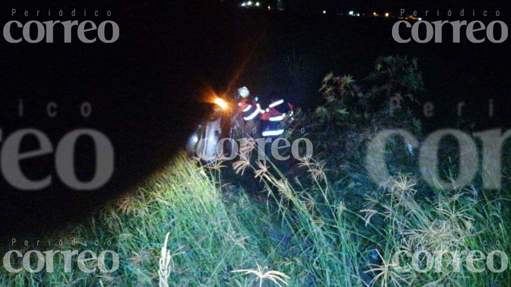 Un motociclista muerto y un carro volcado deja accidente en la León-Silao