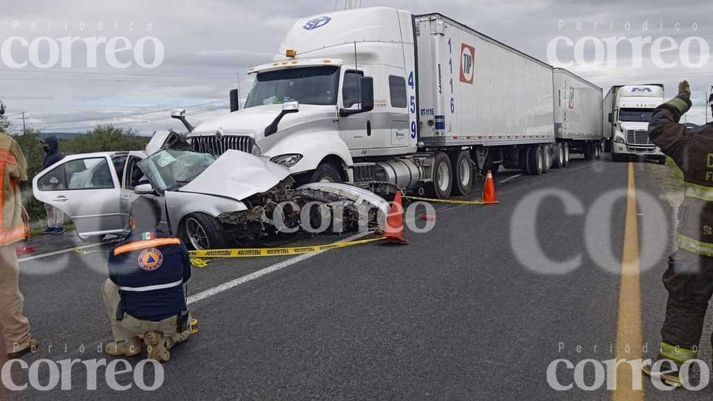 Choque entre tráiler y un auto deja a un hombre muerto en San Luis de la Paz