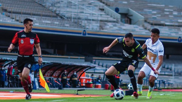 Pumas y Chivas empatan sin anotaciones en ciudad universitaria