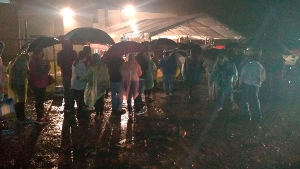 Tras horas formados en la lluvia, dejan a habitantes de SMA sin vacunar