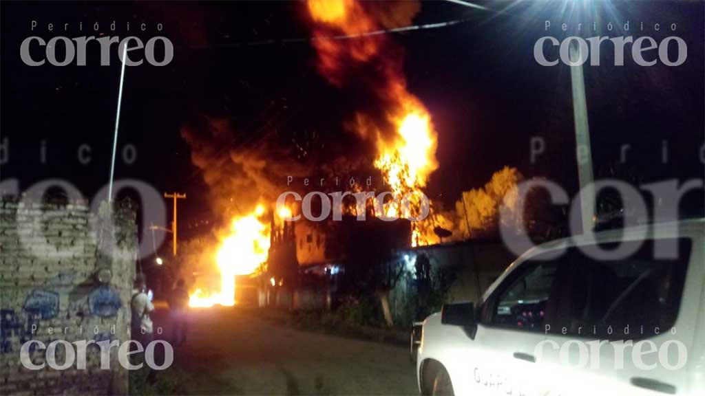 Incendio en fábrica de aceites deja sin luz a la Nueva Colonia Copalillo en Irapuato