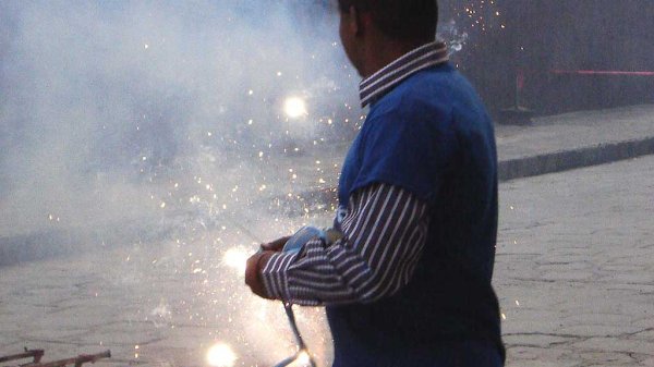 Pese a veda de pirotecnia, truenan ‘cuetitos’ en el Barrio de San Miguel en Celaya