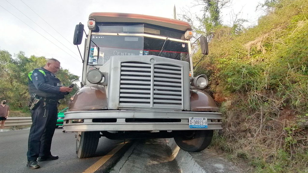 Camión en Guanajuato capital se salva de chocar en ‘Las Curvas Peligrosas’