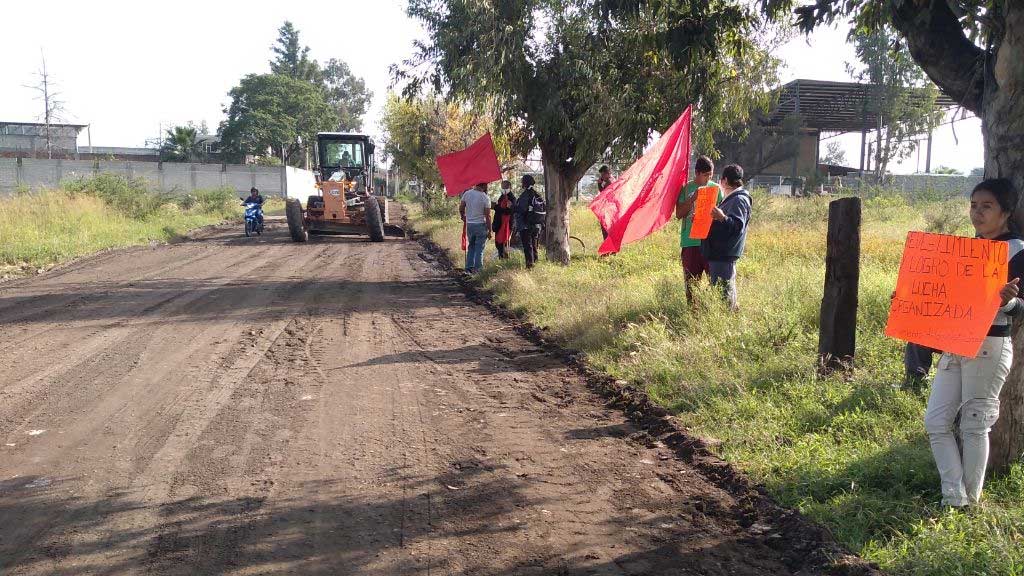 Antorchistas logran que municipio envíen máquinas a la comunidad Pedro Arteaga