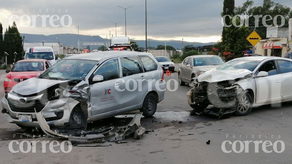 Choque frontal en acceso a San José Iturbide registra sólo daños materiales