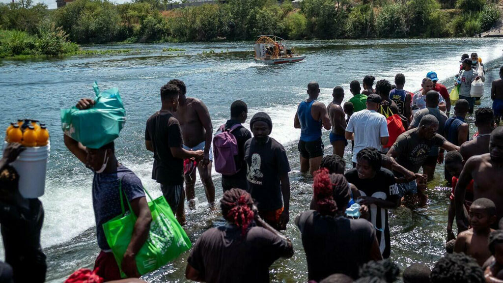 Amenaza de deportación no frena a caravana de haitianos hacia Texas