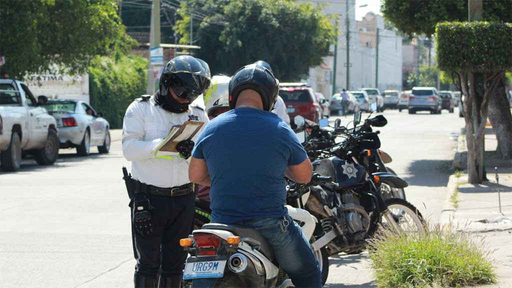 Tránsito intensifica operativos a motociclistas en Celaya; buscan prevenir accidentes