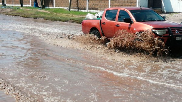 Lluvias dejan gigantesca ‘laguna’ en carretera Guanajuato -Puentecillas