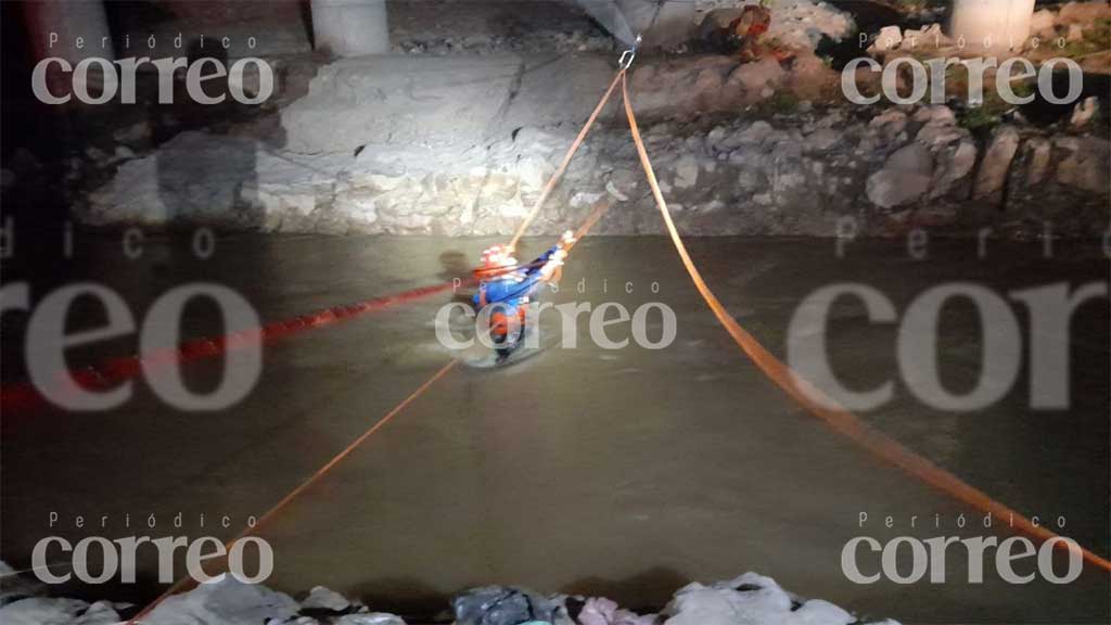 Inician operativo de rescate para salvar un adulto mayor que cayó en el río Silao