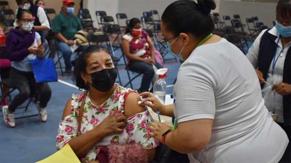 Acuden por su segunda dosis de AztraZeneca en Apaseo el Grande