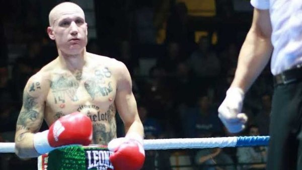 Boxeador con tatuajes nazis causa polémica en Italia