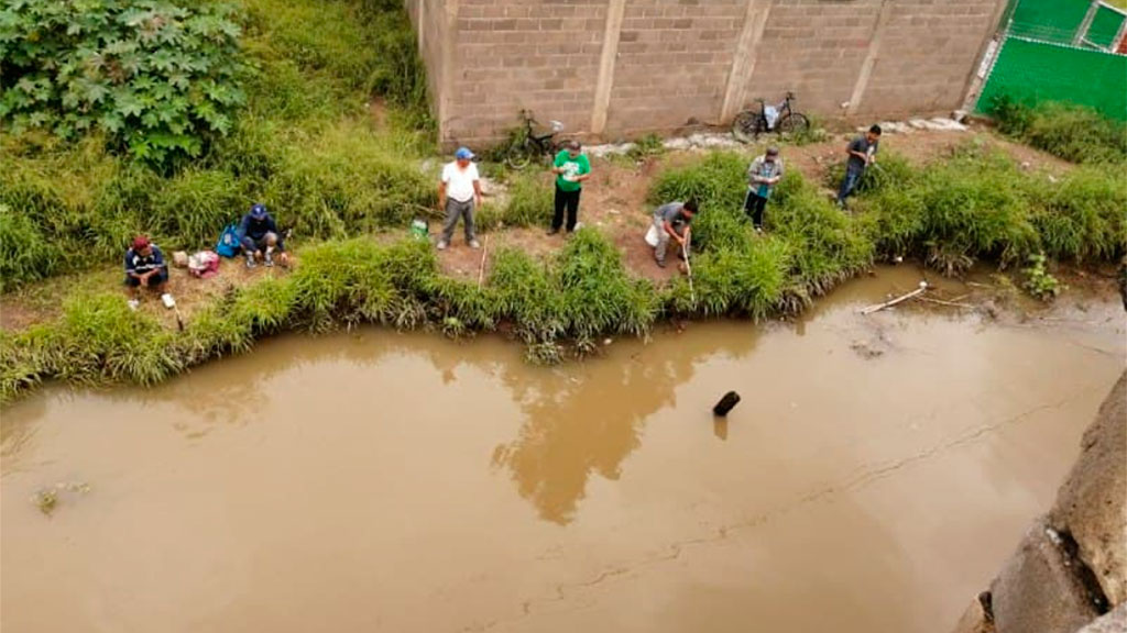 Acámbaro: aprovechan para pescar en zonas con alto nivel de agua