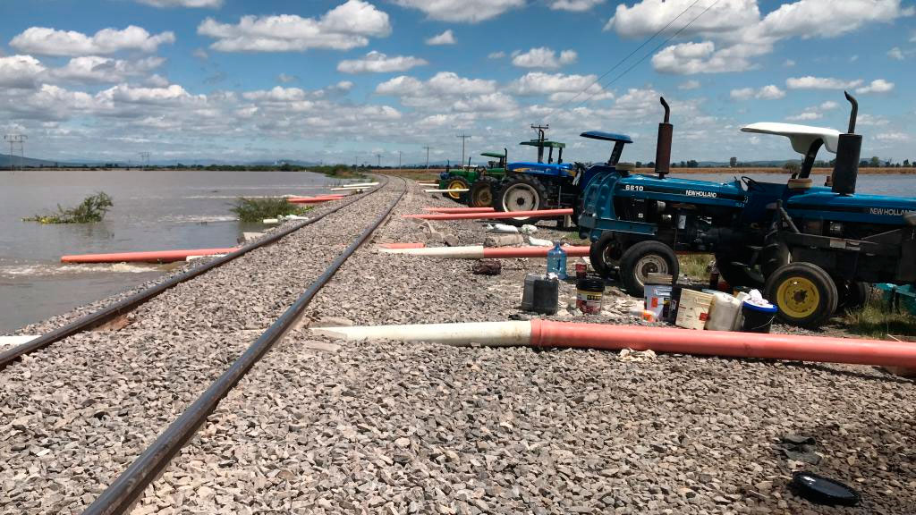 Gobernador promete bombas para desagüe en Abasolo: tractores se retiran