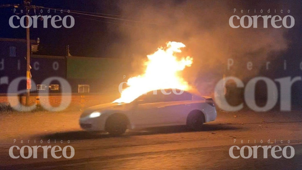 Arde vehículo familiar en carretera Irapuato-Abasolo; pasajeros resultan ilesos