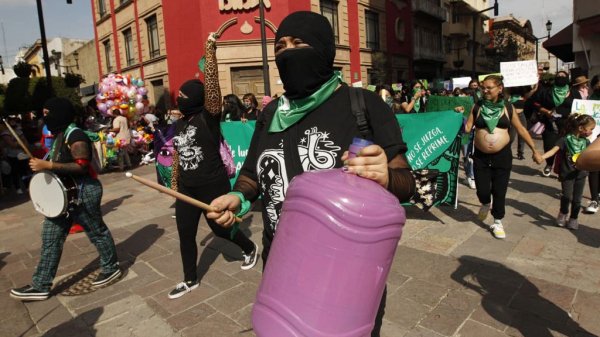 Dan ‘pañuelazo’ por el 28S en León: alzan la voz por el aborto legal y seguro