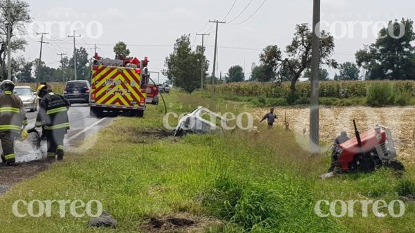 Choca a exceso de velocidad y deja múltiples daños en carretera de Irapuato