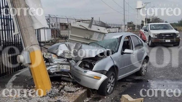 Irapuato: Conductor ebrio sale ileso tras chocar contra un poste de luz