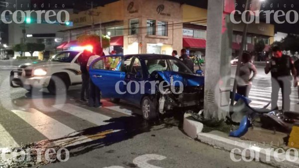 León: Hombre huye tras impactar su auto contra un poste cerca de la central camionera