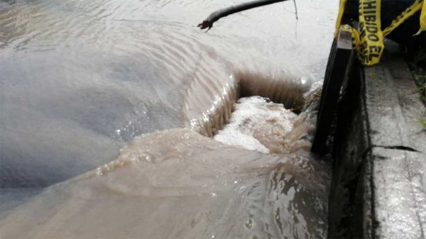 Intensas lluvias inundan las calles de Celaya; se desborda el dren de San Luis Rey