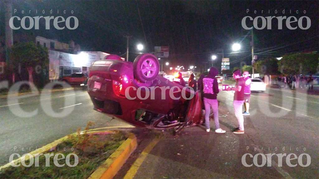 De milagro, conductora resulta ilesa tras volcar su vehículo en Irapuato