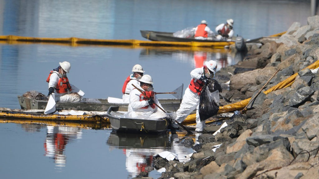 Casi 100 mil litros de petróleo se derraman en las playas de California