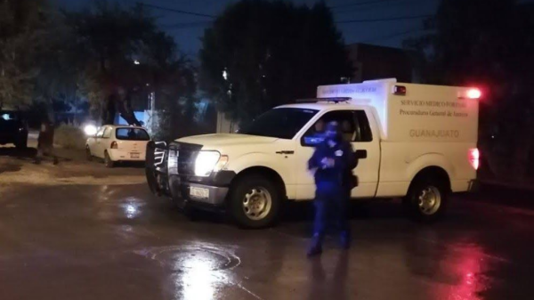 Abandonan cadáver de hombre y restos de una mujer en jardín de Apaseo el Grande