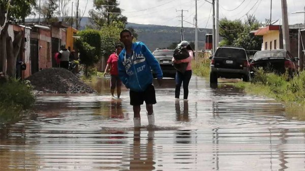 Lluvias inundan casas de la colonia Margarita Maza de Juárez en Apaseo el Grande