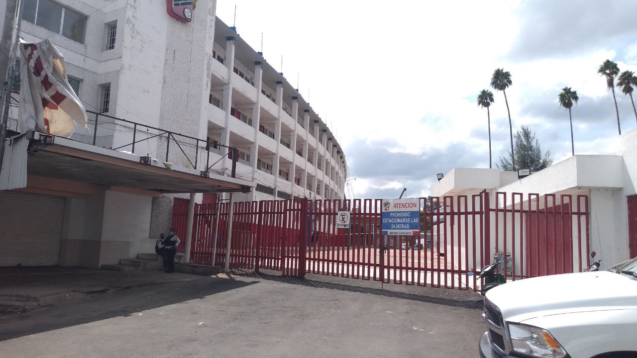 Entre reclamos, policías y un notario retiran el techo del Estadio Sergio León Chávez