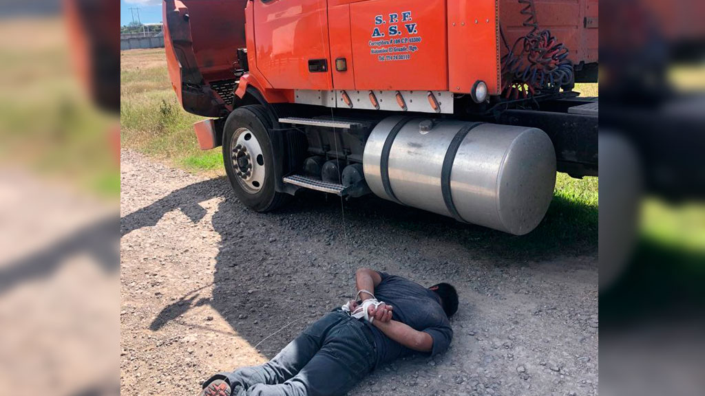 Abandonan a trailero a un lado de carretera en San José Iturbide tras asaltarlo