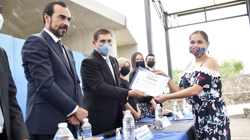 Recibe joven hondureña la oportunidad para superarse gracias al Inaeba