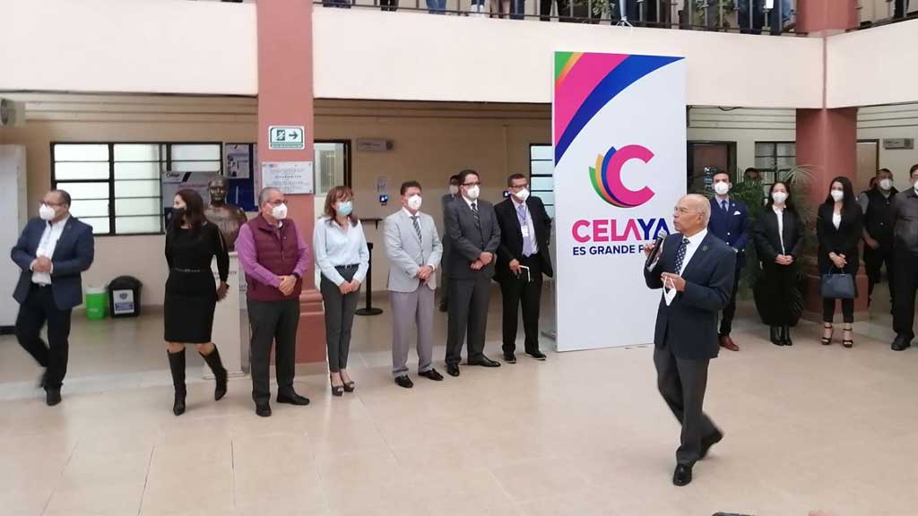 Javier Mendoza se presenta con funcionarios municipales de Celaya